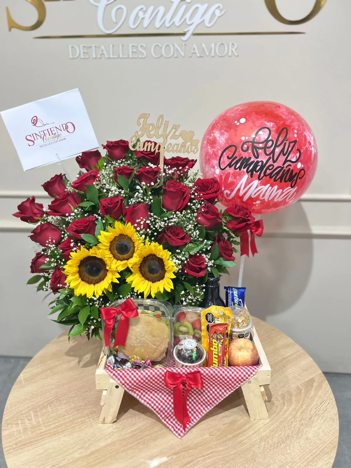 Desayuno sorpresa con rosas, girasoles y globo