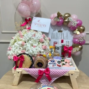 Desayuno sorpresa con hortensias, rosas, globos, tortas y fresas con chocolate