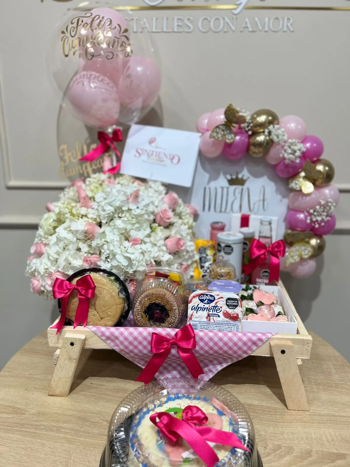 Desayuno sorpresa con hortensias, rosas, globos, tortas y fresas con chocolate