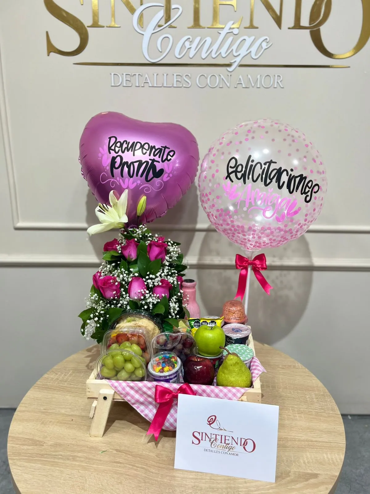 Desayuno sorpresa saludable, con rosas, lirios y globos