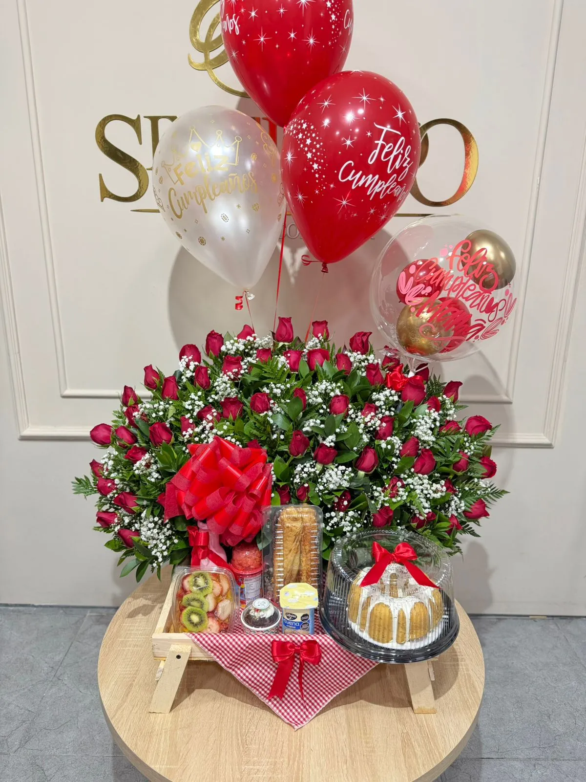 Desayuno sorpresa con rosas, torta, y globos con helio