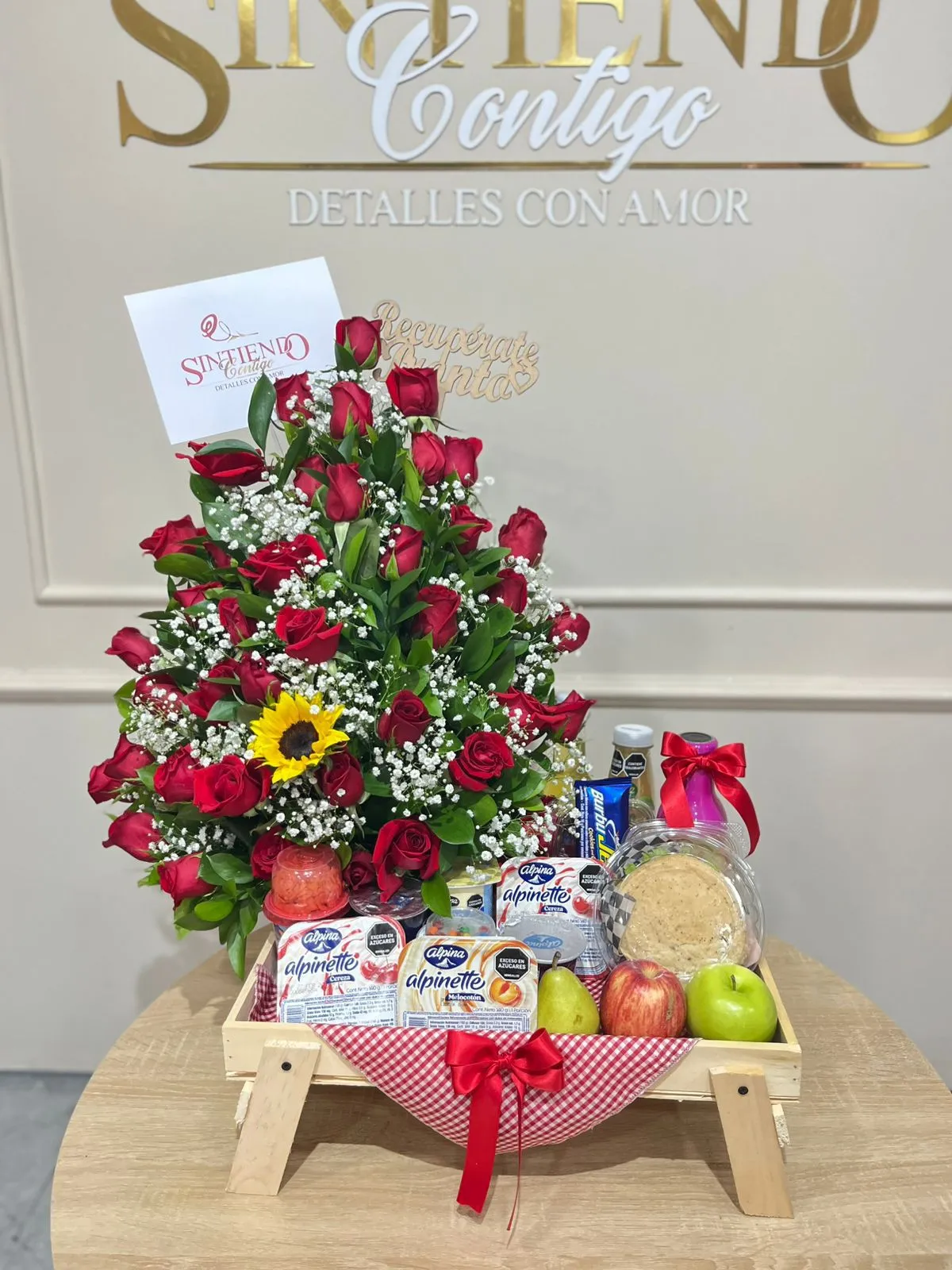 Desayuno sorpresa con rosas y girasol