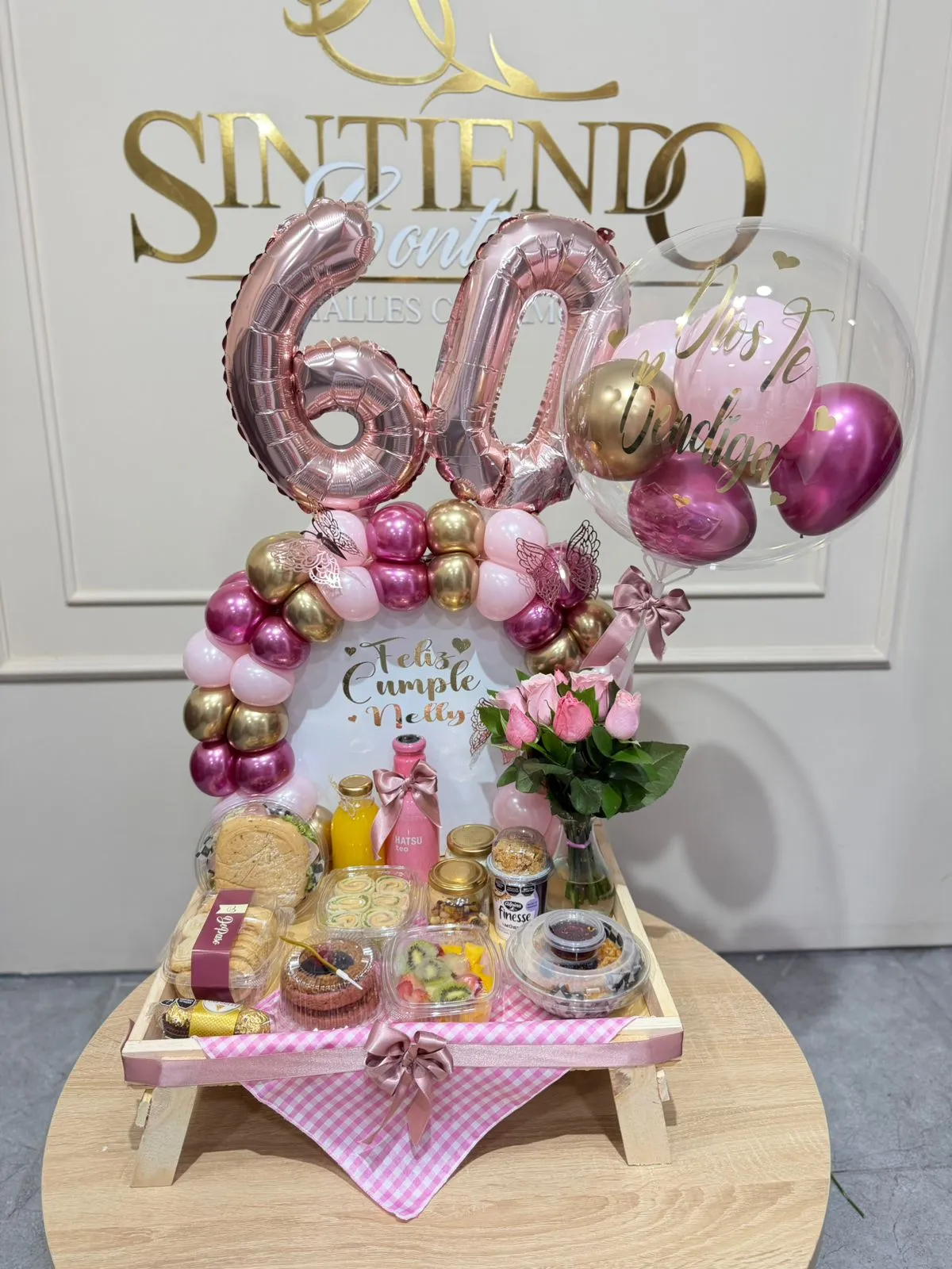 Desayuno sorpresa con globos y numeros