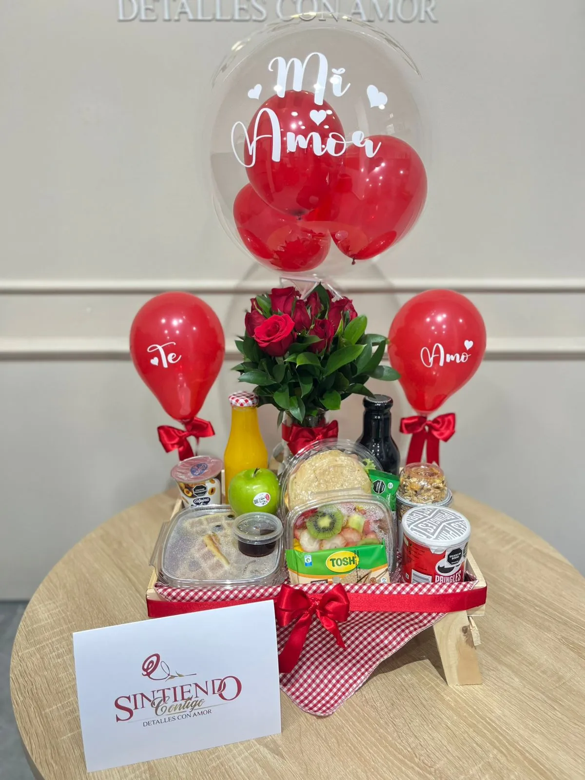 Desayuno sorpresa con rosas y globos con helio