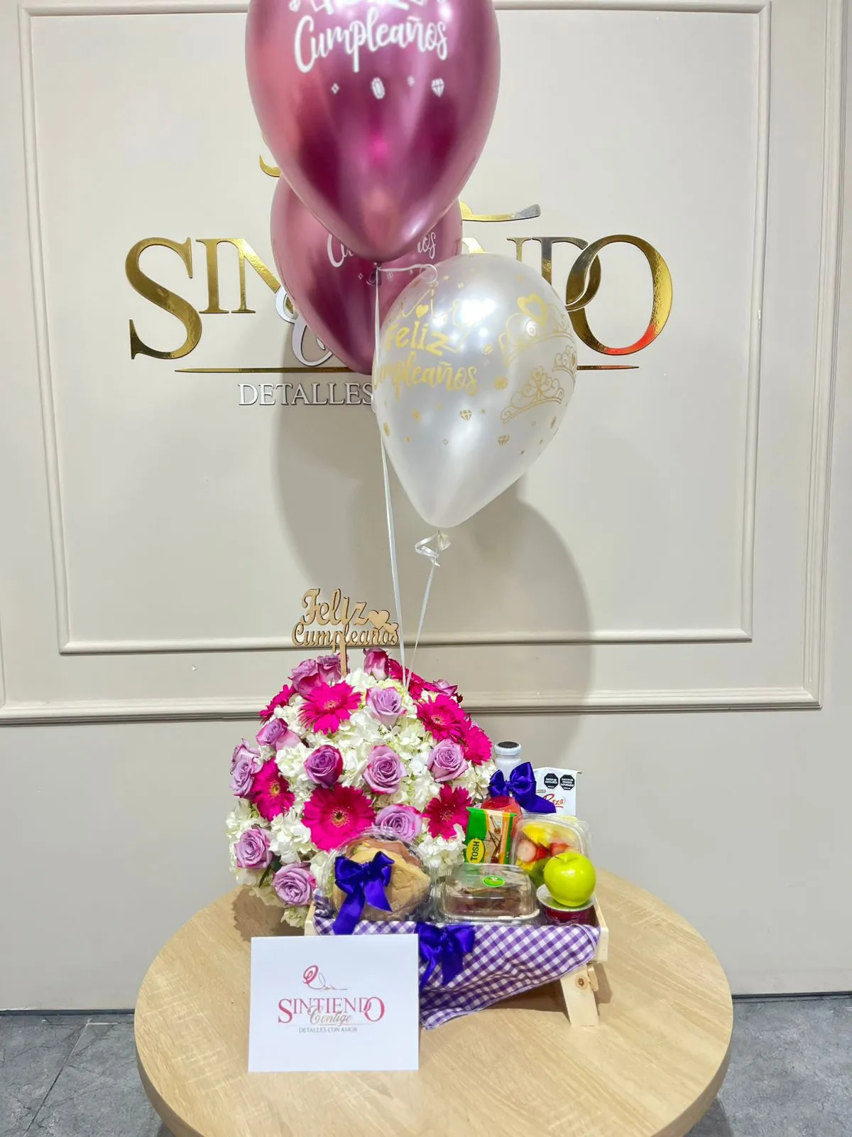 Desayuno sorpresa con hortensias, gerveras, rosas y globos con helio