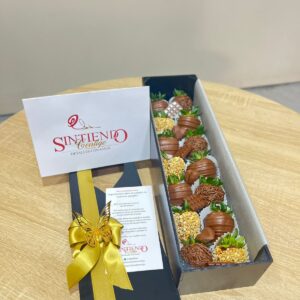 Caja llena de fresas con chocolate