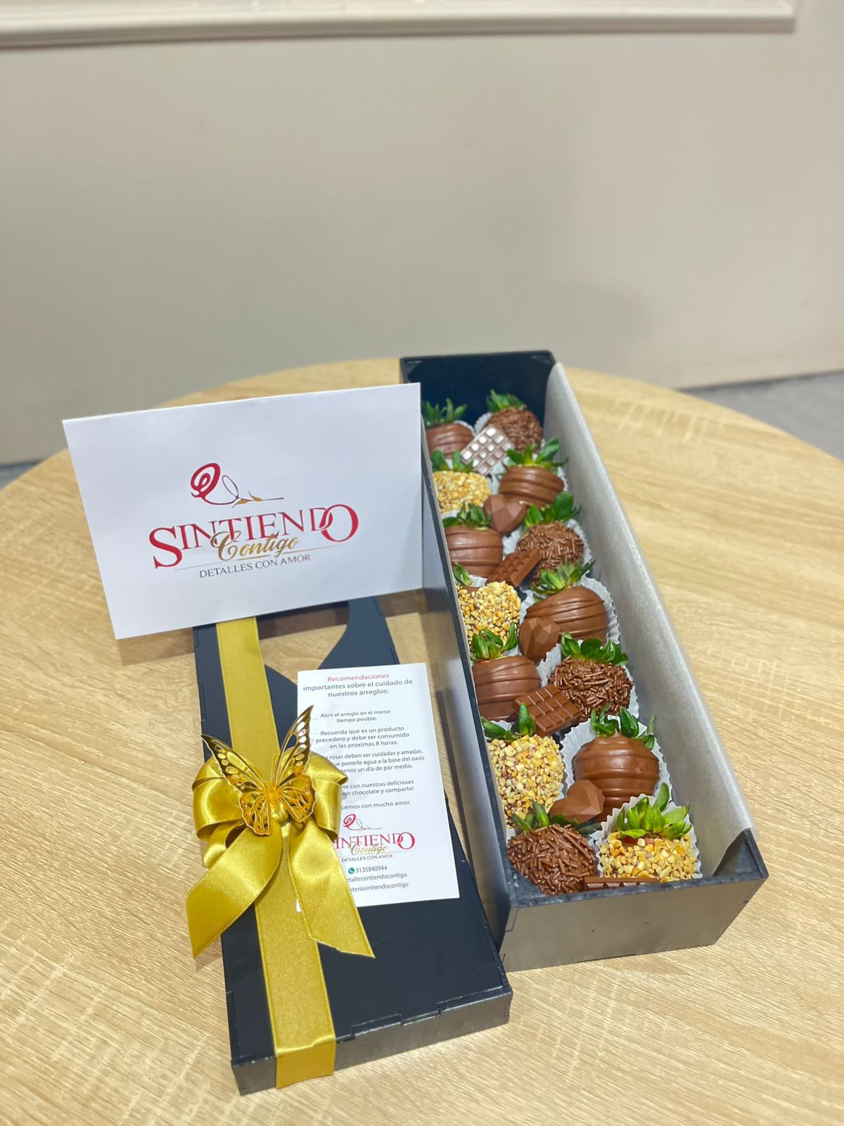 Caja llena de fresas con chocolate