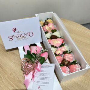 Caja llena de fresas con chocolate