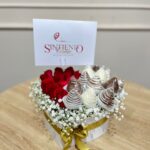 Caja Corazon con rosas y fresas con chocolate