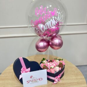 Caja corazon de fresas con chocolates y globos