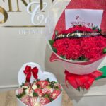 Caja corazon de fresas con chocolate y bouquet de claveles