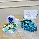 Caja Corazon de fresas con chocolates y bouquet de rosas azules