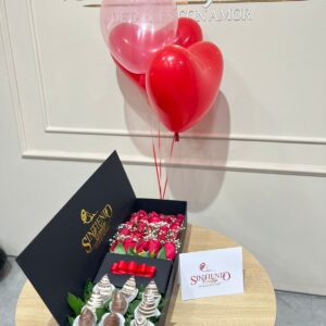 Caja con rosas, fresas con chocolate y globos con helio