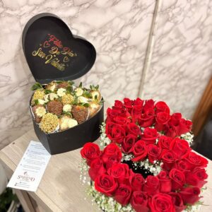 Caja corazon de fresas con chocolate y letra en rosas