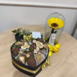 Caja corazon de fresas con chocolate, girasol preservado y virgen en marmolina