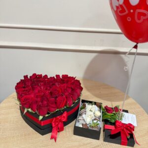 Caja corazon con rosas, caja de fresas con chocolate y globo con helio