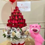 Cilindro en rosas, fresas con chocolate, globo con helio y peluche