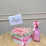 Caja corazon con rosas, fresas con chocolate y botella de JP Chenet