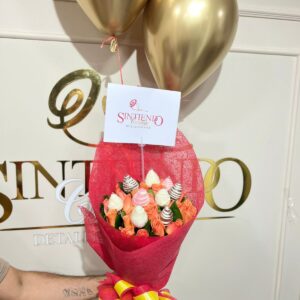 Bouquet con rosas, fresas con chocolate y globos con helio