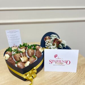 Caja corazon de fresas con chocolate