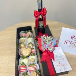 Caja de fresas con chocolate y botella de Bailey's