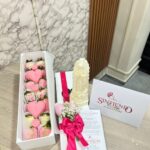 Caja de fresas con chocolate y virgen en marmolina