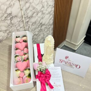 Caja de fresas con chocolate y virgen en marmolina