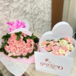 Caja corazon de fresas con chocolate y bouquet de claveles