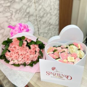 Caja corazon de fresas con chocolate y bouquet de claveles