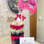 Cilindro en rosas, fresas con chocolate, botella de JP Chenet y globo con helio