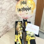Caja de fresas con chocolate, botella de Bailey's, Ferrero Rocher y globo con helio