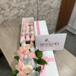 Caja con rosas y fresas con chocolate