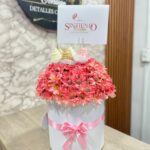 Cilindro con margaritas y fresas con chocolate