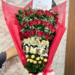 Ramillete de rosas, fresas con chocolate y Ferrero Rocher