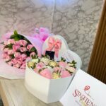 Caja corazon de fresas con chocolae y bouquet de rosas