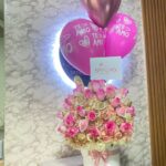 Cilindro en hortensias, rosas, fresas con chocolate, virgen en marmolina y globos con helio