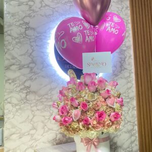 Cilindro en hortensias, rosas, fresas con chocolate, virgen en marmolina y globos con helio