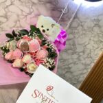 Bouquet en rosas, fresas con chocolate, peluche y globos con helio