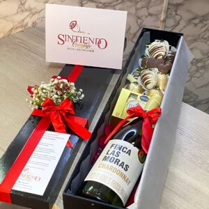 Caja de fresas con chocolate, botella de vino y Ferrero Rocher