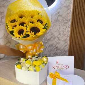 Caja corazon de fresas con chocolates y bouquet de girasoles