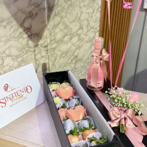 Caja de fresas con chocolate, botella de JP Chenet y globos con helio