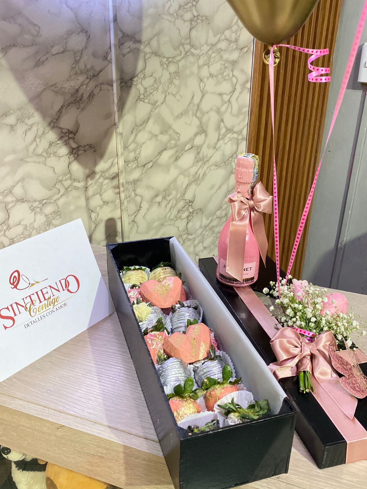 Caja de fresas con chocolate, botella de JP Chenet y globos con helio