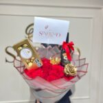 Bouquet de rosas, Ferrero Rocher y botella de Bailey's