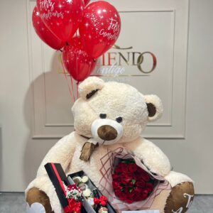 Oso de peluche gigante, con bouquet de rosas, caja de fresas con chocolate, botella de Bailey's y globos con helio