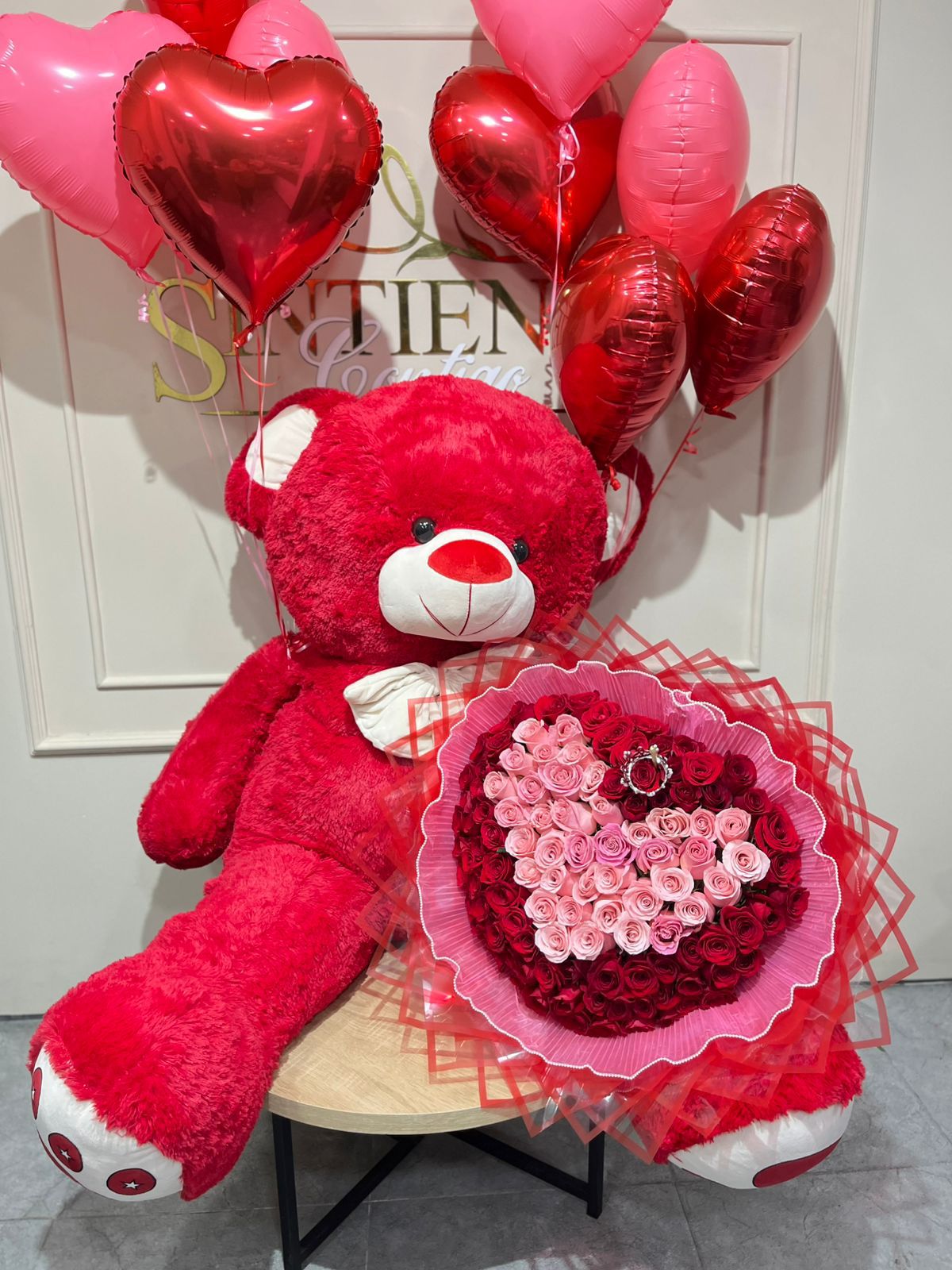 Oso de peluche gigante, con Bouquet de rosas y globos con helio