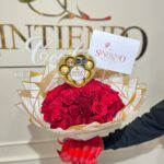 Bouquet de rosas con caja corazon Ferrero Rocher