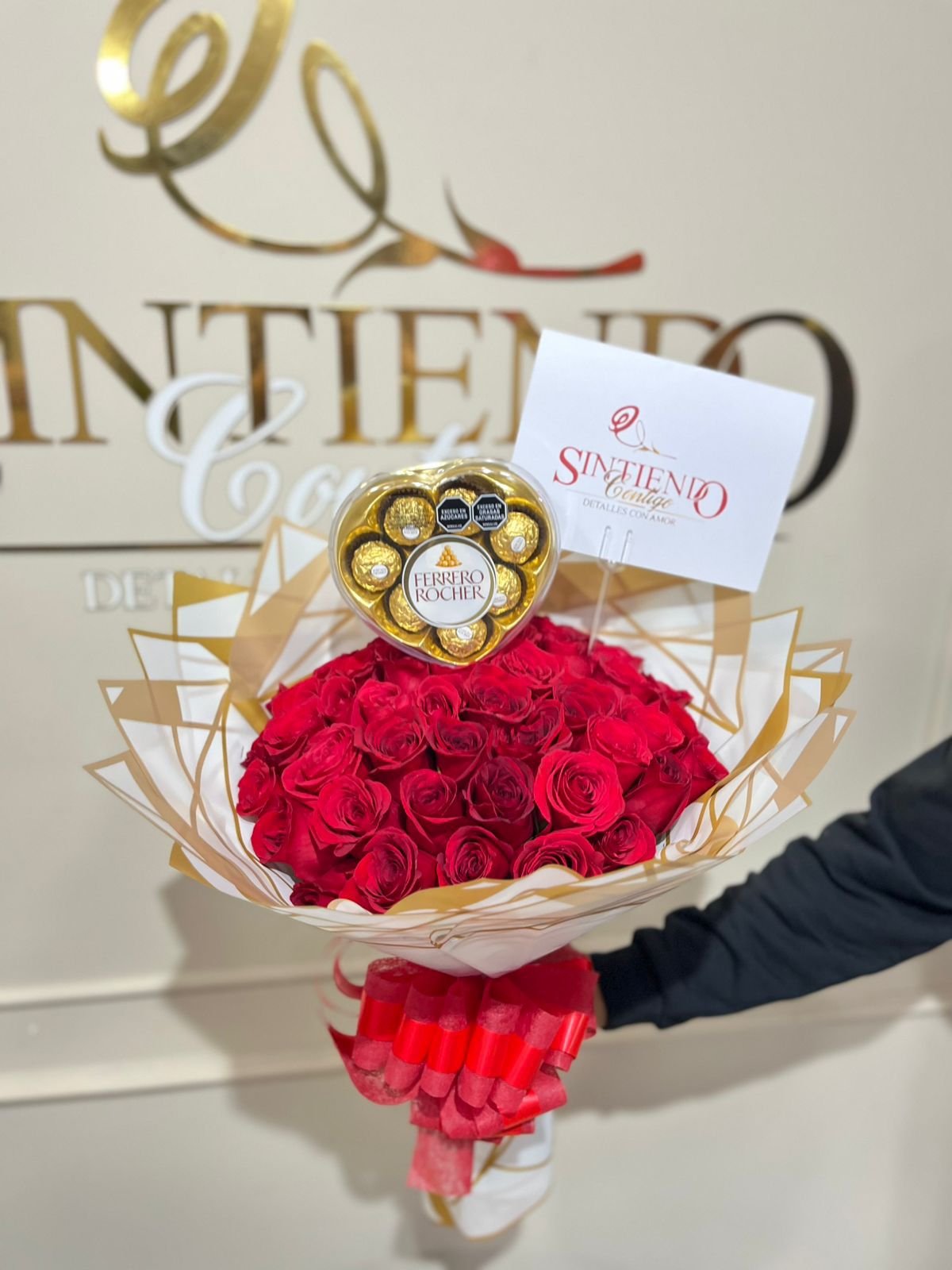 Bouquet de rosas con caja corazon Ferrero Rocher