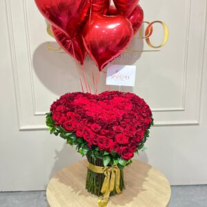 Bouquet de rosas y globos con helio