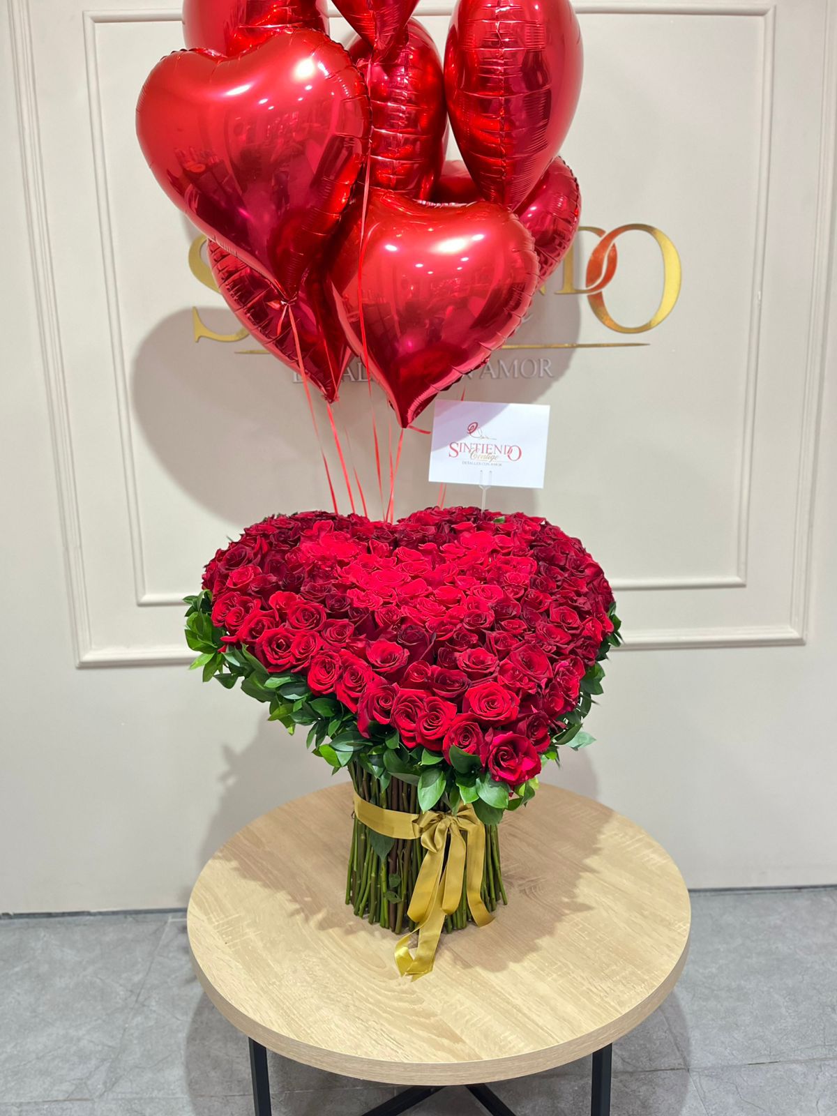 Bouquet de rosas y globos con helio