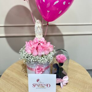 Cilindro en rosas, con virgen en marmolina, rosa preservada y globos con helio